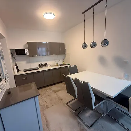 Wohung Leonard Apartman *